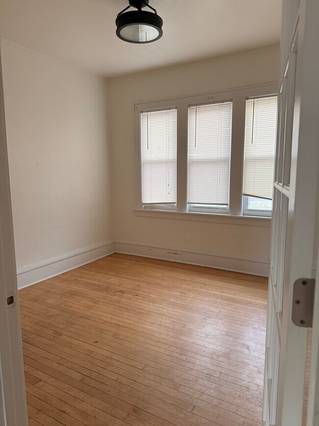 910 W Lapham Blvd, Unit Lower in Milwaukee, WI - Building Photo - Building Photo