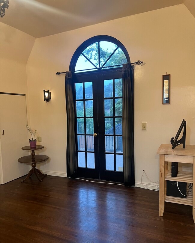 5934 Manola Way in Los Angeles, CA - Building Photo - Building Photo