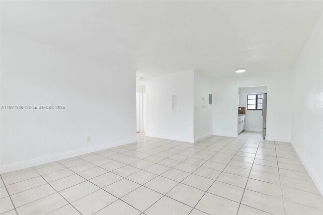 6921 Rue Vendome in Miami Beach, FL - Building Photo - Building Photo