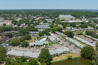 Woodside Village Condominium in Clearwater, FL - Foto de edificio - Building Photo