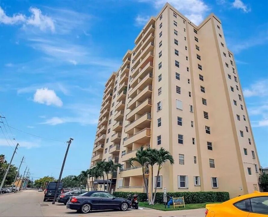 900 NE 18th Ave, Unit 208 in Fort Lauderdale, FL - Building Photo