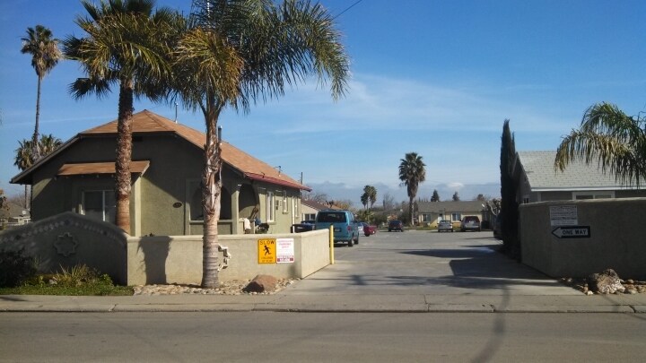 201-233 N 1st St in Patterson, CA - Foto de edificio