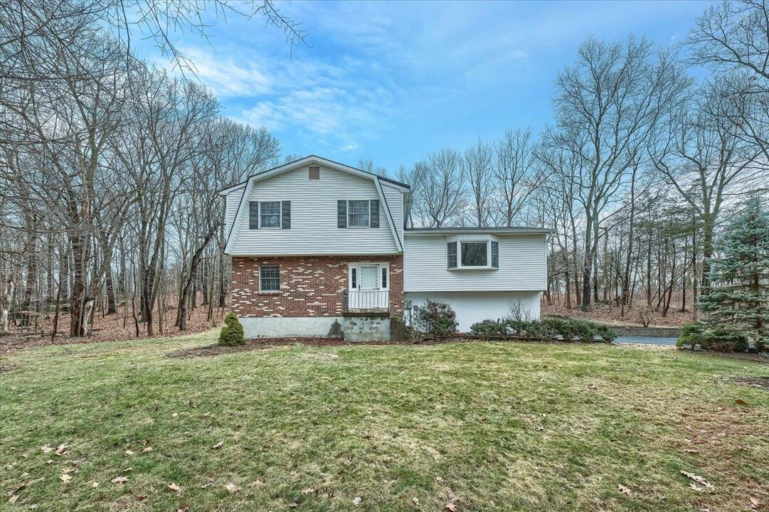 54 Peddler Hill Rd in Monroe, NY - Building Photo
