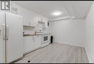 402 Brimorton Dr in Toronto, ON - Building Photo - Building Photo