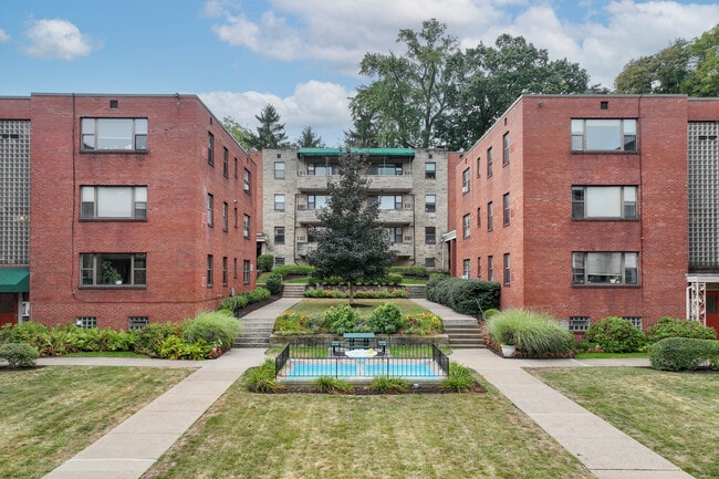 Royal Garden Apartments in Pittsburgh, PA - Foto de edificio - Building Photo