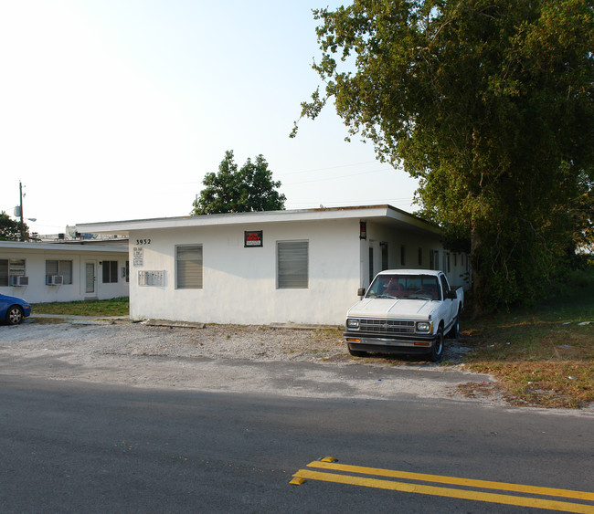 3932 SW 12th Pl in Fort Lauderdale, FL - Foto de edificio - Building Photo