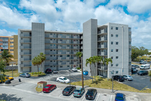 Three Seasons in North Miami Beach, FL - Foto de edificio - Building Photo