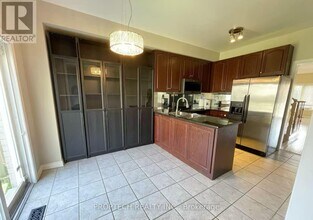 220 Farmstead Rd in Richmond Hill, ON - Building Photo - Building Photo