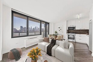 250 E Houston St in New York, NY - Building Photo