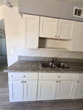 1121 E Desert Inn Rd in Las Vegas, NV - Building Photo - Building Photo