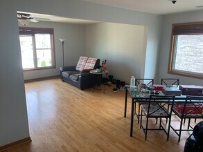 8826 N Chester Ave, Unit 2 in Niles, IL - Foto de edificio - Building Photo