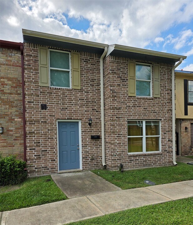 1053 Willow Oaks Cir in Pasadena, TX - Building Photo