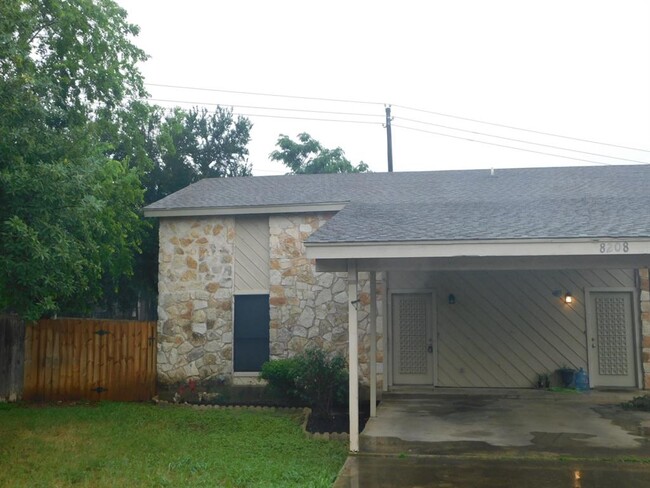 8208 Hood Cir in Austin, TX - Building Photo - Building Photo