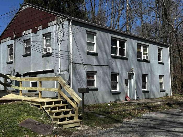 1042 Lemont Ct, Unit 2 in Fairmont, WV - Building Photo