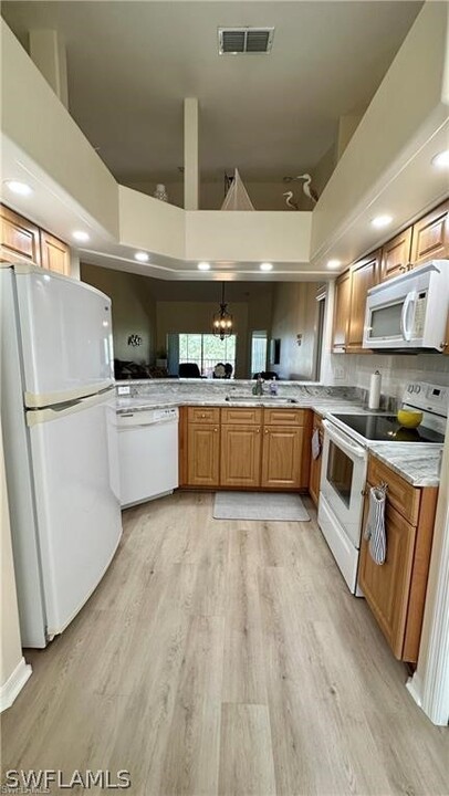 28080 Cavendish Ct in Bonita Springs, FL - Foto de edificio