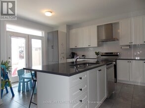 809 Derreen Ave in Ottawa, ON - Building Photo - Building Photo