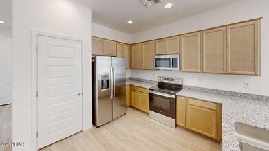 8818 W Pasadena Ave in Glendale, AZ - Building Photo - Building Photo