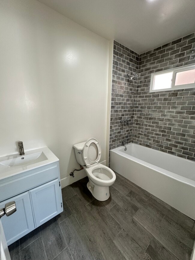 957 W 45th St, Unit 45th