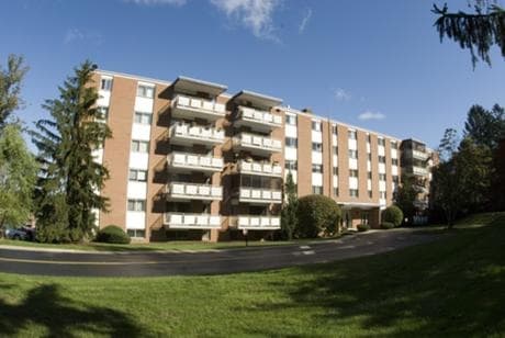 Newtown Towers Apartments in Newtown Square, PA - Foto de edificio