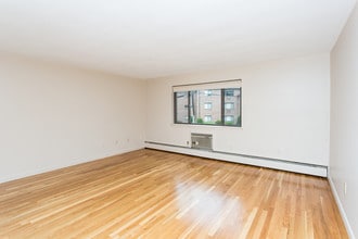 Charlesbank Estates in Waltham, MA - Foto de edificio - Interior Photo