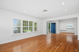 7901 Westlawn Ave in Los Angeles, CA - Foto de edificio - Building Photo