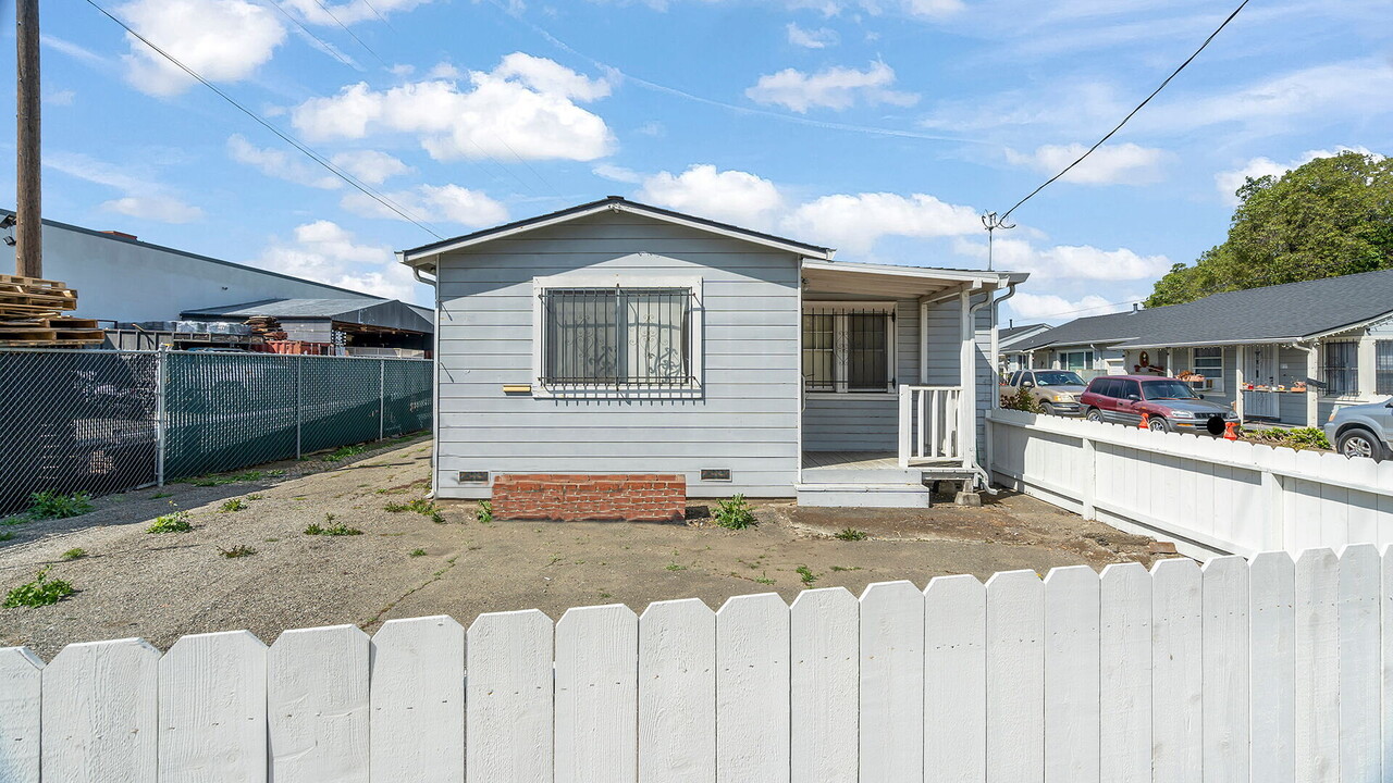 21915 Meekland Ave in Hayward, CA - Building Photo