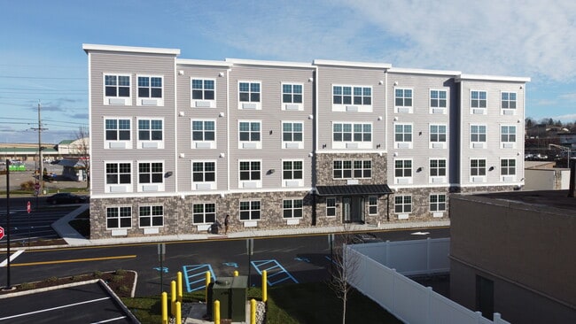 480 Flatz in East Rutherford, NJ - Building Photo - Building Photo