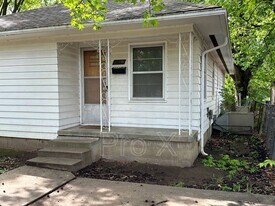 111 W Lindburg St in Pittsburg, KS - Building Photo