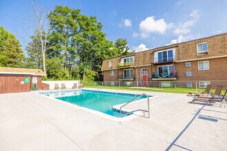 Royal Villa Apartments in Erie, PA - Foto de edificio - Building Photo
