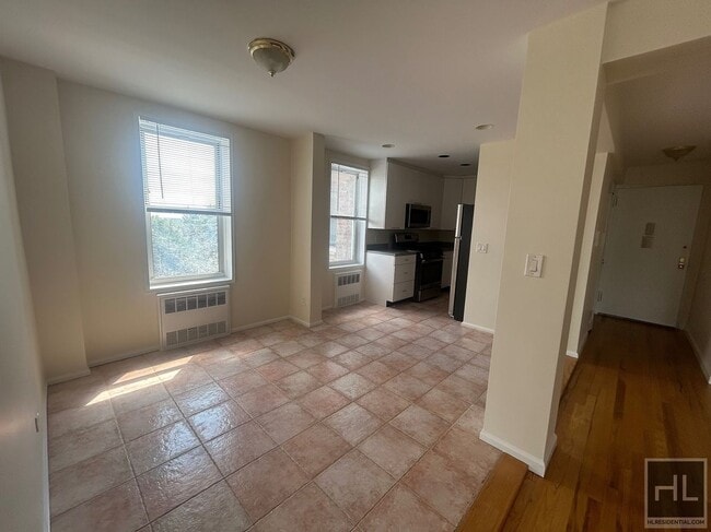 GRAND CENTRAL PARKWAY in Queens, NY - Building Photo - Building Photo