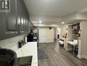 92 Robert Parkinson Dr in Brampton, ON - Building Photo - Building Photo