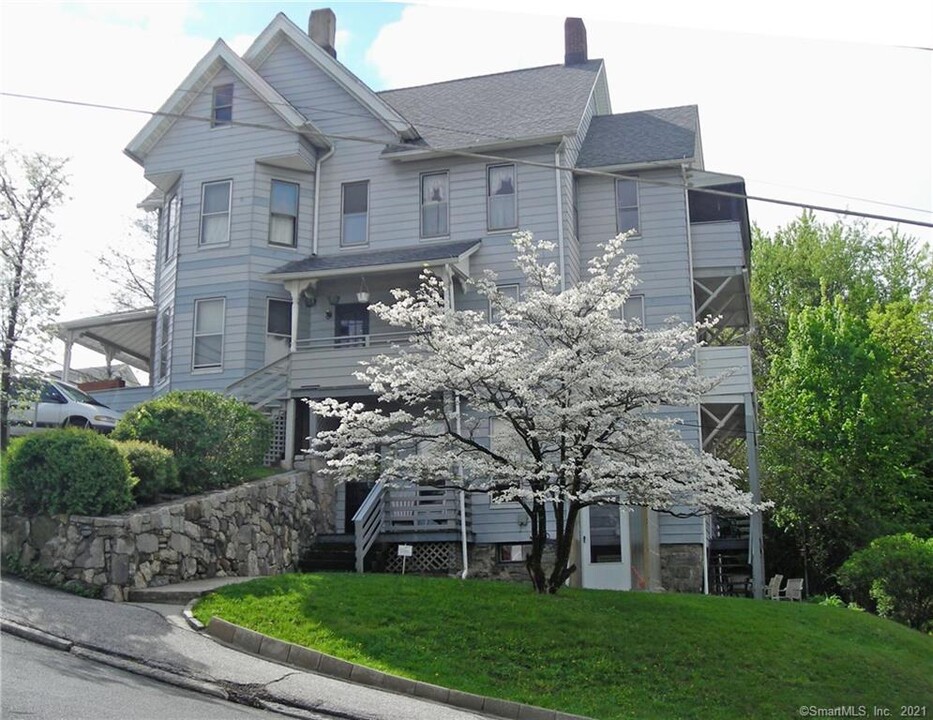 72 Town Hill Ave in Danbury, CT - Building Photo