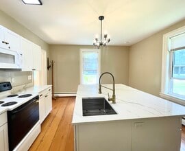 35 Cumberland St, Unit 2 in Brunswick, ME - Building Photo - Building Photo