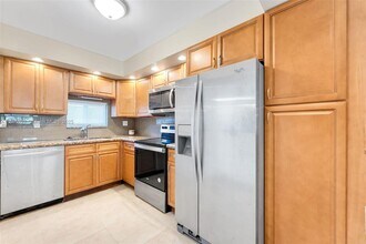 9811 N Hollybrook Lake Dr in Pembroke Pines, FL - Building Photo - Building Photo