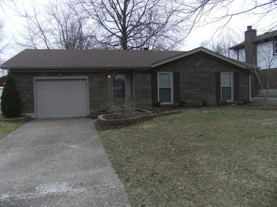 7104 McKenna Ct in Louisville, KY - Building Photo