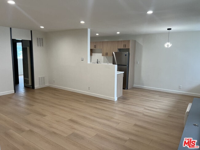 property at 1253 Hayworth Ave