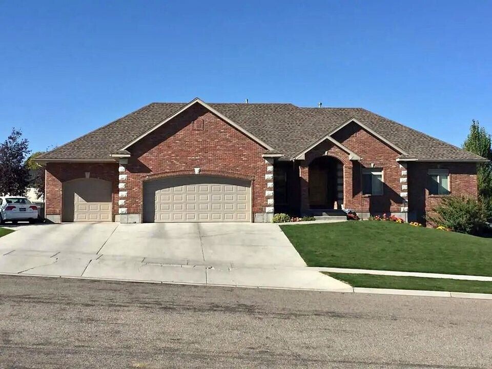 146 S Hidden Valley Rd in Rexburg, ID - Building Photo