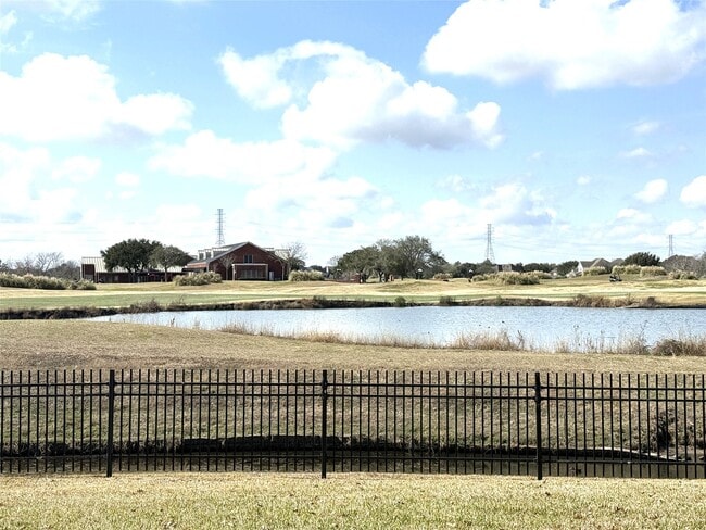 property at 3305 Knollcrest Ln