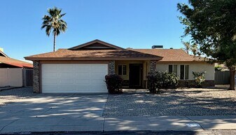 113 W Wagoner Rd in Phoenix, AZ - Building Photo