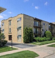 10302 S Komensky Ave in Oak Lawn, IL - Building Photo