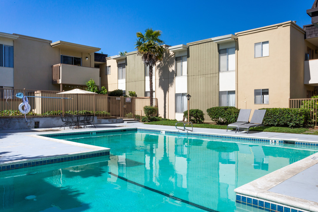 Crestview North Apartments in Carmichael, CA - Building Photo