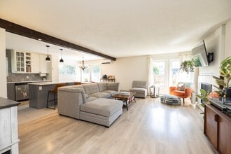 2743 Lakehurst Dr in Victoria, BC - Building Photo - Building Photo