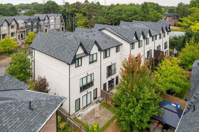 16 Matthew Crt in Toronto, ON - Building Photo - Building Photo