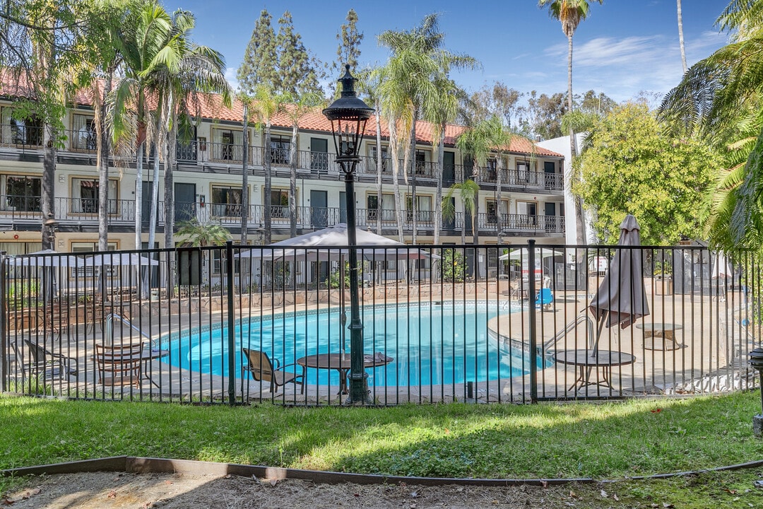 Vanllee in Covina, CA - Foto de edificio