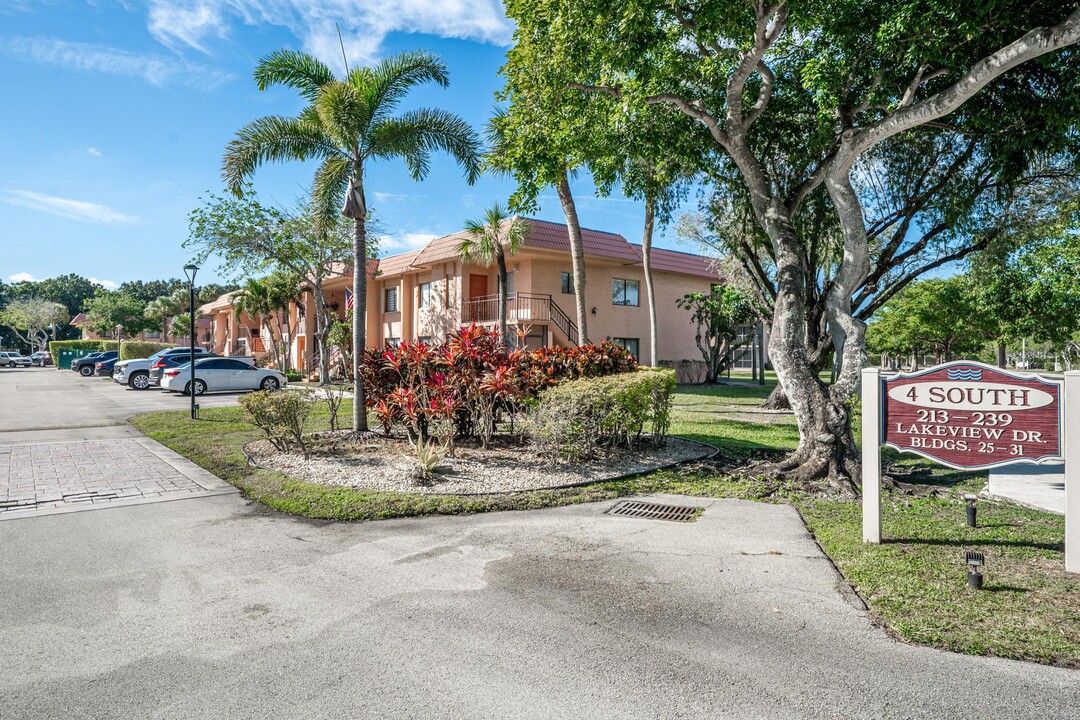 231 Lakeview Dr in Weston, FL - Building Photo