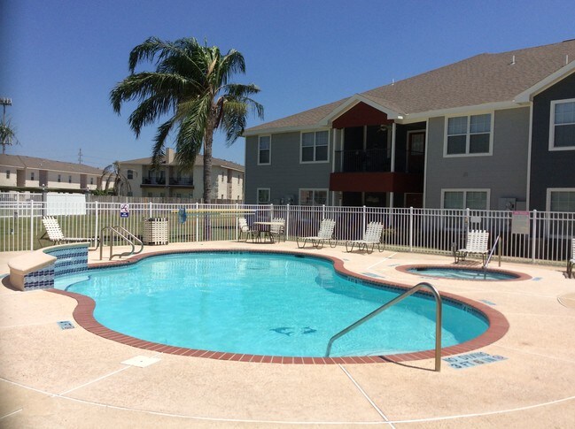 Redbud Place Apartments in McAllen, TX - Building Photo - Building Photo
