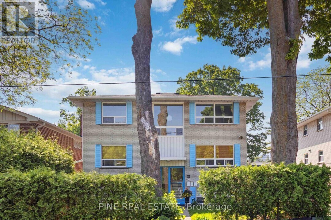 19-19 Queen St W in Mississauga, ON - Building Photo