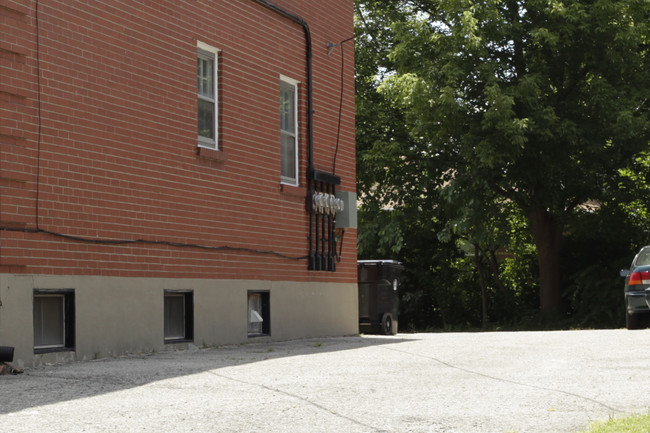 1930 Gardiner Ln in Louisville, KY - Building Photo - Building Photo