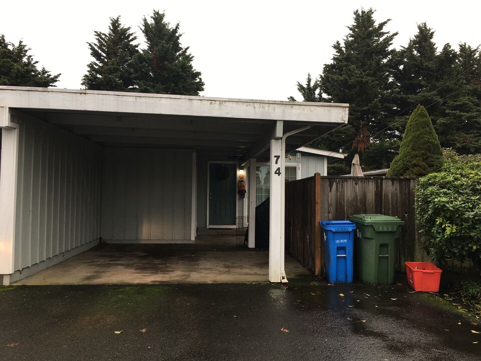 72-74 Kourt Dr in Eugene, OR - Building Photo