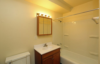 Southcrest Apartments in Kenosha, WI - Foto de edificio - Interior Photo